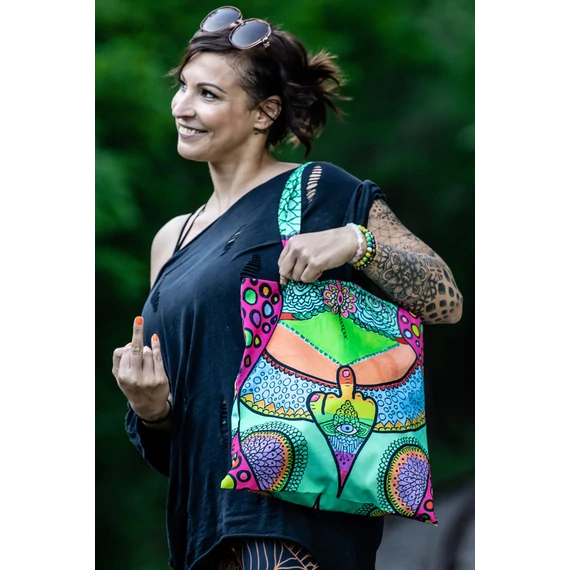 Szivárvány Mandala Táska természetes fényben.