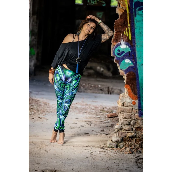 Asztrális Nyugalom Leggings teljes alakos nézetben, UV-aktív mintával, graffiti háttérrel.