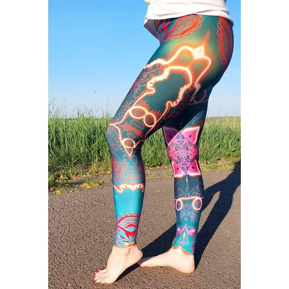 Galaktikus Káprázat Leggings UV-aktív mintázattal, természetes fényben, oldalnézetben.
