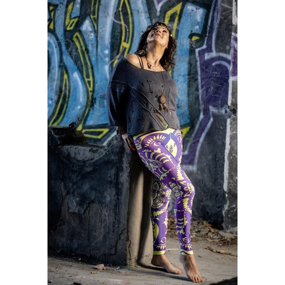 Mandala Varázslat Leggings modellen, természetes fényben.