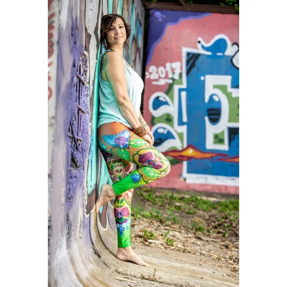 Pszichedelikus Virágok Leggings modellen, oldalnézetben.