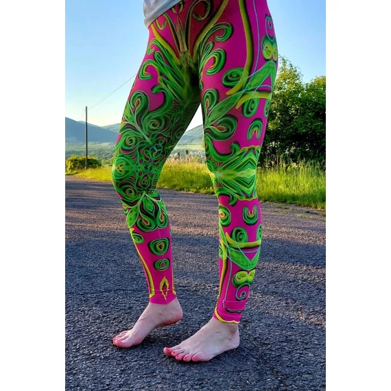 Tavaszi Láng Leggings, élénk mintázat oldalnézetben, természetes fényben.