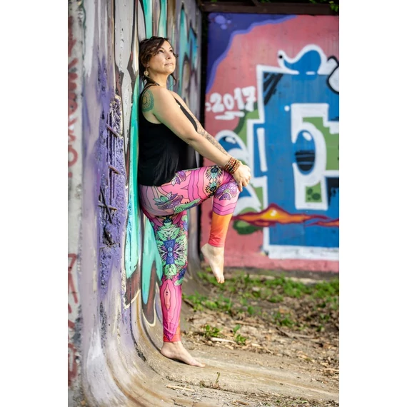 Virágzó Kaleidoszkóp Leggings modellen, oldalnézetben-