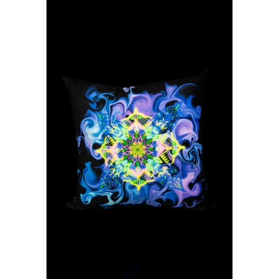 Pszichedelikus Kaleidoszkóp Díszpárna természetes fényben.