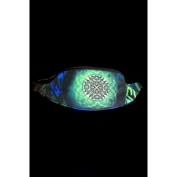 Spektrális Keringés Övtáska természetes fényben, kék és zöld mandala mintázattal, elegáns és spirituális megjelenéssel.