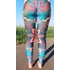 Kép 3/3 - Galaktikus Káprázat Leggings, UV-aktív mintázattal, modellen viselve, hátulnézetben.