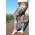 Kép 1/3 - Galaktikus Káprázat Leggings UV-aktív mintázattal, természetes fényben, oldalnézetben.