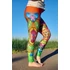 Kép 4/4 - Pszichedelikus Virágok Leggings természetes fényben.