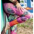 Kép 4/5 - Virágzó Kaleidoszkóp Leggings modellen, közelről.